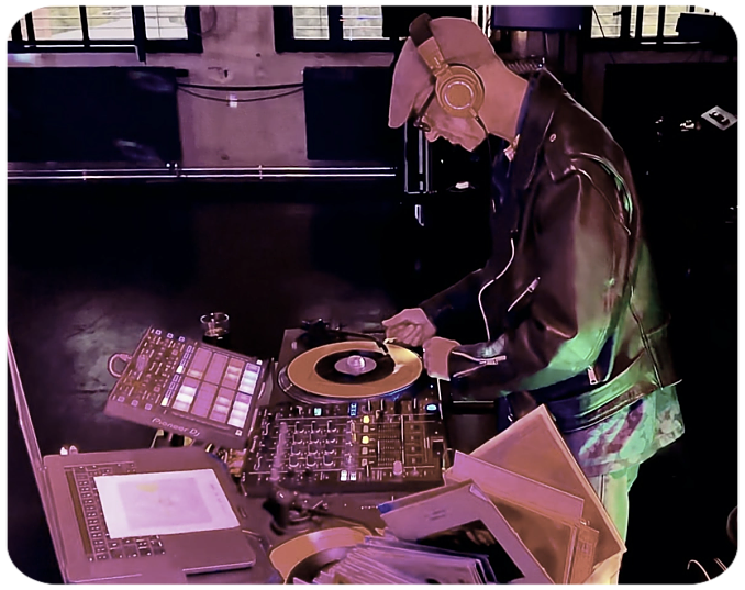 DJ Zitros mit Vinyl Option